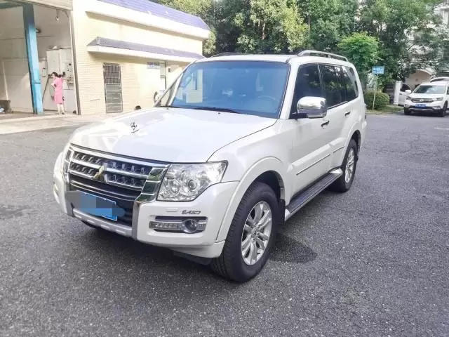 Mitsubishi Pajero (Imported) 2018 Pajero 3.8 GLS with sunroof, dual differential